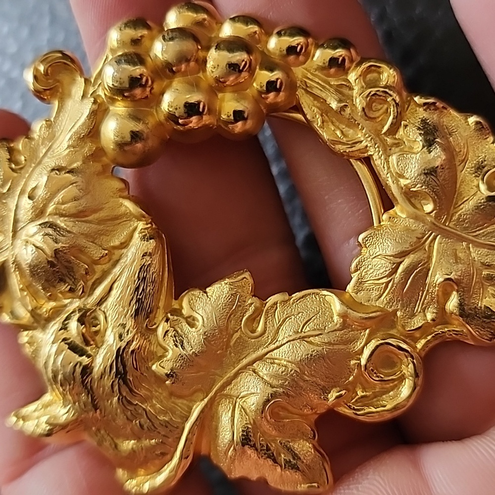 VTG Jeri-Lou Gold Leaf and Berry Scarf Clip